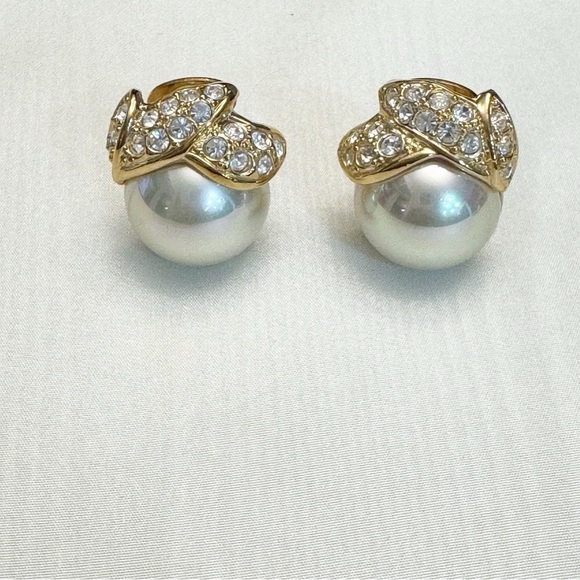 Pair of Vintage Roman Golden Faux Pearl Clip On Earrings - Picture 2 of 13